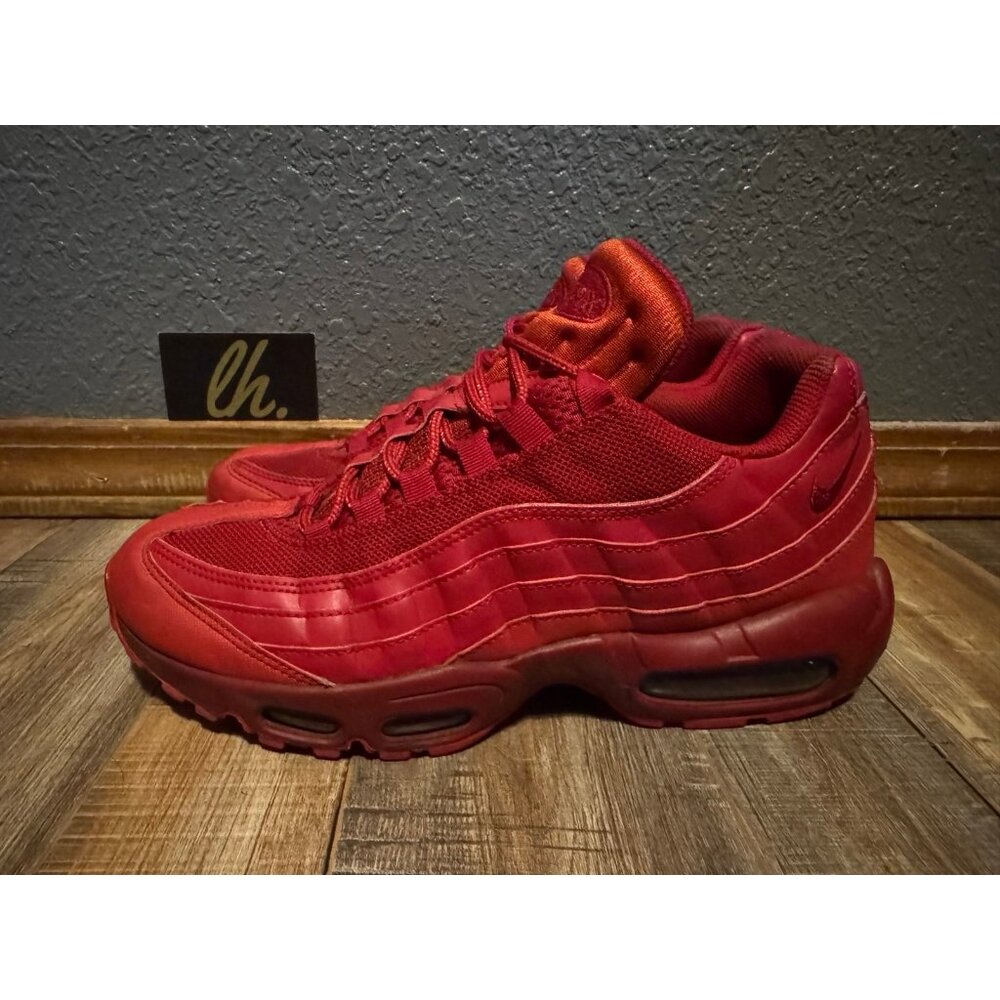 Mens 9 Nike Air Max 95 Triple Red Athletic Running Shoes CQ9969-600